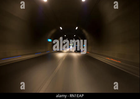 L'exposition longue Konak Izmir Turquie tunnel avec des lumières, des voitures et de flou artistique signes de limite de vitesse. Banque D'Images