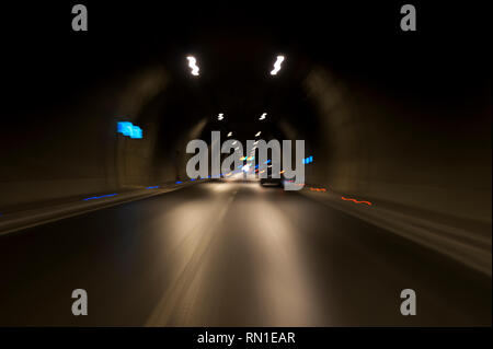 L'exposition longue Konak Izmir Turquie tunnel avec des lumières, des voitures et de flou artistique signes de limite de vitesse. Banque D'Images