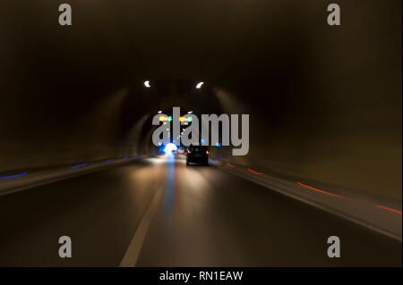 L'exposition longue Konak Izmir Turquie tunnel avec des lumières, des voitures et de flou artistique signes de limite de vitesse. Banque D'Images