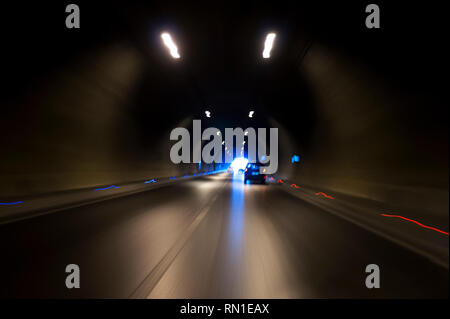 L'exposition longue Konak Izmir Turquie tunnel avec des lumières, des voitures et de flou artistique signes de limite de vitesse. Banque D'Images