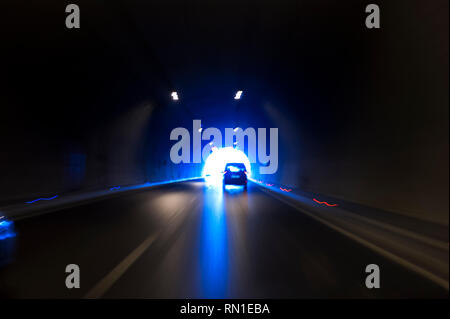 L'exposition longue Konak Izmir Turquie tunnel avec des lumières, des voitures et de flou artistique signes de limite de vitesse. Banque D'Images