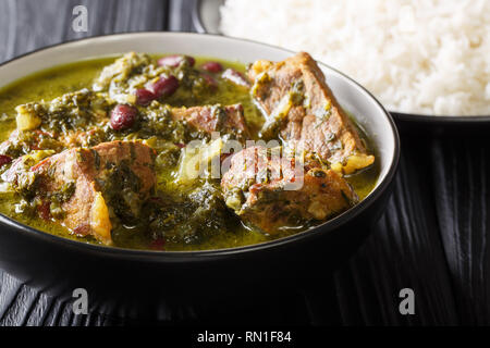 Foi Ghormeh Sabzi plat de ragoût d'agneau aux herbes de la viande et des haricots close-up dans un bol et le riz sur la table horizontale. Banque D'Images