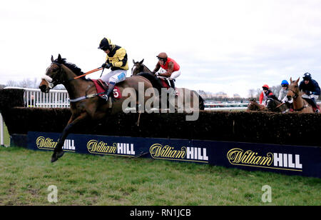 Route De Rome monté par Sam Waley-Cohen efface la dernière clôture et remporte l'Open de morse Hunters' Steeple Chase durant la William Hill Grand National jour de procès à Haydock Racecourse. Banque D'Images