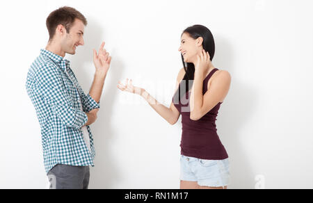 Couple talking arguant sur chaque autre isolé sur fond blanc Banque D'Images