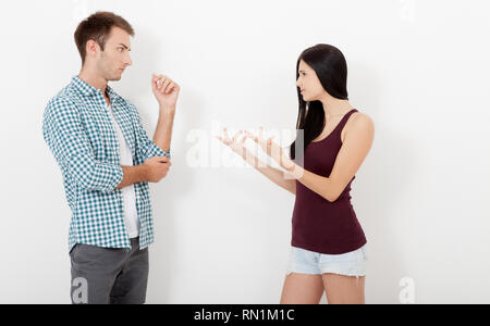 Couple talking arguant sur chaque autre isolé sur fond blanc Banque D'Images