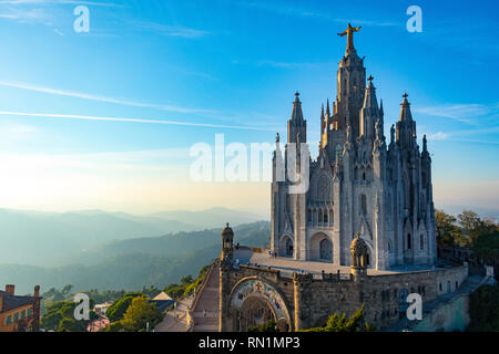 Vue de la cathédrale de Tibidabo, Barcelone. Capturé au coucher du soleil avec la douce lumière de l'autre côté de la collines boisées en arrière-plan. Prise à une vue soulevé Banque D'Images