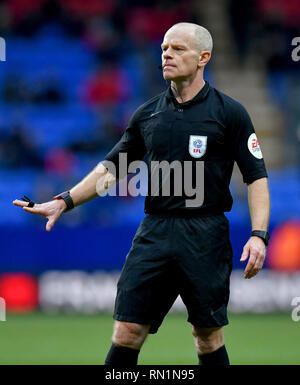Andy Woolmer arbitre les gestes sur le terrain au cours de la Sky Bet match de championnat à l'Université de Bolton Stadium. Banque D'Images