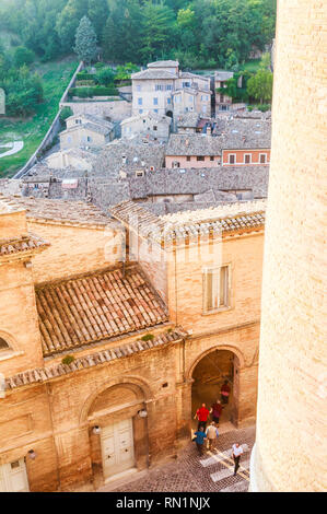 Voir les touristes dans la région de Palais Ducal. Urbino, Italie Banque D'Images