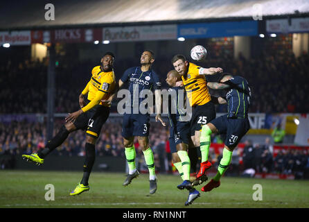 Newport County's Jamille Matt (à gauche) et Mark O'Brien (deuxième à droite) bataille pour le bal avec Manchester City's da Silva Danilo, Manchester City's Fernandinho et Manchester City's Nicolas Otamendi au cours de la FA Cup cinquième ronde match à Rodney Parade, Newport. Banque D'Images