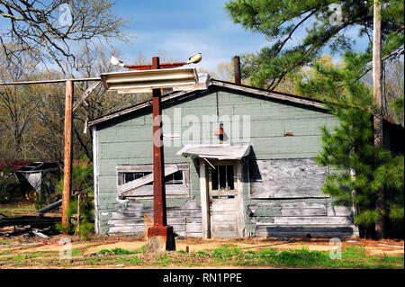 Abandonné country store siège avec barricadèrent windows et la rouille sign post. Banque D'Images