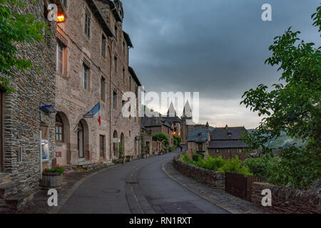 Conques, Midi Pyrénées, France - Juin 2015 : , sur le village médiéval de Conques et de l'église de l'Abbaye de Sainte Foy Banque D'Images