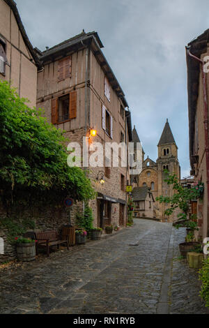 Conques, Midi Pyrénées, France - Juin 2015 : , sur le village médiéval de Conques et de l'église de l'Abbaye de Sainte Foy Banque D'Images