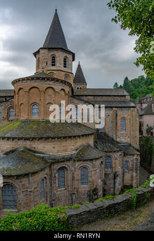 Conques, Midi Pyrénées, France - Juin 2015 : , sur le village médiéval de Conques et de l'église de l'Abbaye de Sainte Foy Banque D'Images