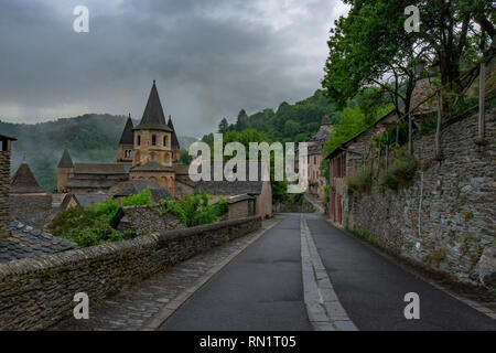 Conques, Midi Pyrénées, France - Juin 2015 : , sur le village médiéval de Conques et de l'église de l'Abbaye de Sainte Foy Banque D'Images