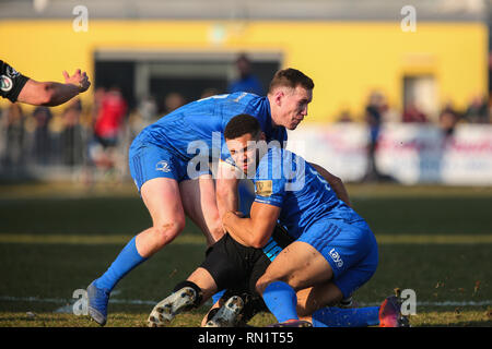 Viadana, Italie. 16 février , 2019. L'aile de Leinster Adam Byrne s'attaque à l'aile de zèbre Jamie Elliot en PRO14 2018 Guinness 2019©Massimiliano Carnabuci/Alamy live news Crédit : Massimiliano Carnabuci/Alamy Live News Banque D'Images