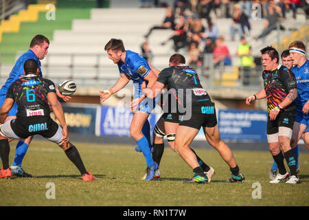 Viadana, Italie. 16 Février, 2019. Leinster's fly moitié Ross Byrne passe le ballon lors du match contre le zèbre Rugby Club en PRO14 2018 Guinness 2019©Massimiliano Carnabuci/Alamy live news Crédit : Massimiliano Carnabuci/Alamy Live News Banque D'Images