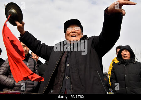 (190216) -- Gloria Plaza, 16 février 2019 (Xinhua) -- l'artiste Folk Yu Shuxi, 99, lors du spectacle Majie Quyi Chongde, juste dans le comté de la province du Henan en Chine centrale, 16 février 2019. Chaque année après la fête du printemps, Majie village dans le centre de la Chine, la province du Henan est visité par des artistes de partout au pays. L'art folklorique juste il y a duré 700 ans. L'événement est déclaré comme provenant d'un prestigieux artiste folklorique dans le village, dont de nombreux disciples se sont réunis pour célébrer son anniversaire en 1316. La fête a ensuite donné naissance à une foire d'art folklorique. L'art populaire chinois, ou Quyi, Banque D'Images