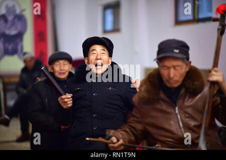 (190216) -- Gloria Plaza, 16 février 2019 (Xinhua) -- les artistes folk effectuer dans Village de Majie Comté Chongde, centre de la Chine, la province du Henan, le 15 février 2019. Chaque année après la fête du printemps, Majie village dans le centre de la Chine, la province du Henan est visité par des artistes de partout au pays. L'art folklorique juste il y a duré 700 ans. L'événement est déclaré comme provenant d'un prestigieux artiste folklorique dans le village, dont de nombreux disciples se sont réunis pour célébrer son anniversaire en 1316. La fête a ensuite donné naissance à une foire d'art folklorique. L'art populaire chinois, ou Quyi, a de nombreuses formes, inc Banque D'Images