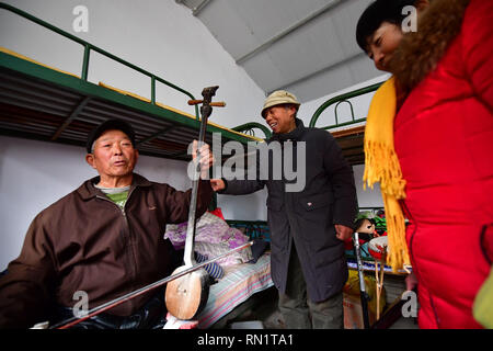 (190216) -- Gloria Plaza, 16 février 2019 (Xinhua) -- Zhang Mantang (C) visites d'amis à son centre d'artistes dans le village de Majie Comté Chongde, centre de la Chine, la province du Henan, 16 février 2019. Chaque année après la fête du printemps, Majie village dans le centre de la Chine, la province du Henan est visité par des artistes de partout au pays. L'art folklorique juste il y a duré 700 ans. L'événement est déclaré comme provenant d'un prestigieux artiste folklorique dans le village, dont de nombreux disciples se sont réunis pour célébrer son anniversaire en 1316. La fête a ensuite donné naissance à une foire d'art folklorique. Folk chinois Banque D'Images