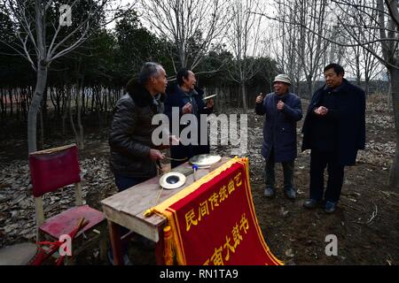 (190216) -- Gloria Plaza, 16 février 2019 (Xinhua) -- Zhang Mantang (2e R) des visites de ses amis de Majie Village de Gloria Plaza County, province du Henan en Chine centrale, 16 février 2019. Chaque année après la fête du printemps, Majie village dans le centre de la Chine, la province du Henan est visité par des artistes de partout au pays. L'art folklorique juste il y a duré 700 ans. L'événement est déclaré comme provenant d'un prestigieux artiste folklorique dans le village, dont de nombreux disciples se sont réunis pour célébrer son anniversaire en 1316. La fête a ensuite donné naissance à une foire d'art folklorique. L'art populaire chinois, ou Quyi, Banque D'Images