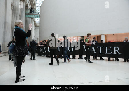 British Museum, Londres, Royaume-Uni, le 16 février 2019. 'BP BP ou non - Pas de guerre pas de réchauffement climatique' contre. Des centaines de manifestants de "BP ou pas BP' ont formé des chaînes humaines avec des messages et ultérieurement un sit in pour protester contre l'exposition sponsoring BP ' je suis Assurbanipal' au musée. Rassemblement des manifestants tant au sein de la British Museum Great Hall et à l'extérieur de l'entrée de l'exposition. Banque D'Images