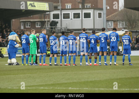 Kingston, au Royaume-Uni. 16 février 2019. L'AFC Wimbledon observer une minutes d'applaudissements pour l'Angleterre Gordon banques pendant la légende de la Coupe de France 5e tour match entre l'AFC Wimbledon et Millwall au Cherry Red Records Stadium, Kingston, en Angleterre, le 16 février 2019. Photo de Ken d'Étincelles. Usage éditorial uniquement, licence requise pour un usage commercial. Aucune utilisation de pari, de jeux ou d'un seul club/ligue/dvd publications. Credit : UK Sports Photos Ltd/Alamy Live News Banque D'Images