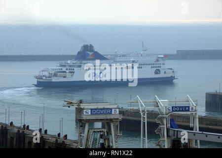 Dover, Royaume-Uni. 16 février 2019. Au cours de la dernière moitié de l'école pause avant terme BREXIT le Port de Douvres a une journée bien remplie comme ferries arrivent et partent pour la France. Crédit : MARTIN DALTON/Alamy Live News Banque D'Images