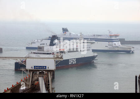 Dover, Royaume-Uni. 16 février 2019. Au cours de la dernière moitié de l'école pause avant terme BREXIT le Port de Douvres a une journée bien remplie comme ferries arrivent et partent pour la France. Crédit : MARTIN DALTON/Alamy Live News Banque D'Images