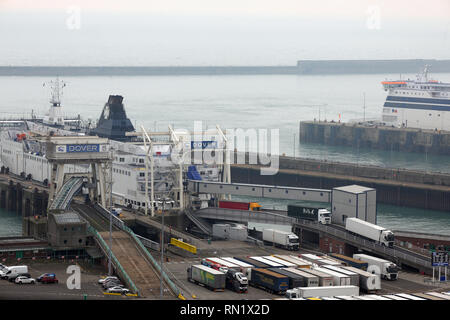 Dover, Royaume-Uni. 16 février 2019. Au cours de la dernière moitié de l'école pause avant terme BREXIT le Port de Douvres a une journée bien remplie comme ferries arrivent et partent pour la France. Crédit : MARTIN DALTON/Alamy Live News Banque D'Images