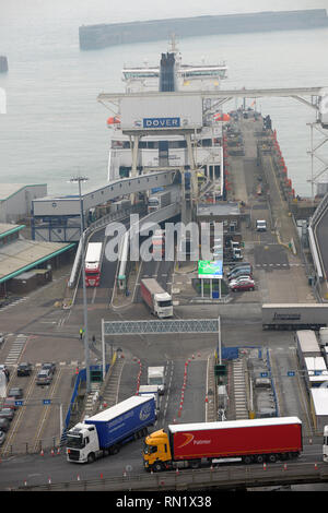 Dover, Royaume-Uni. 16 février 2019. Au cours de la dernière moitié de l'école pause avant terme BREXIT le Port de Douvres a une journée bien remplie comme ferries arrivent et partent pour la France. Crédit : MARTIN DALTON/Alamy Live News Banque D'Images