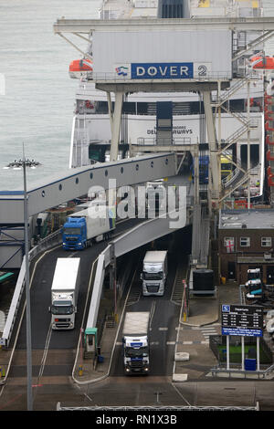 Dover, Royaume-Uni. 16 février 2019. Au cours de la dernière moitié de l'école pause avant terme BREXIT le Port de Douvres a une journée bien remplie comme ferries arrivent et partent pour la France. Crédit : MARTIN DALTON/Alamy Live News Banque D'Images