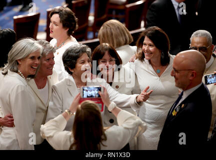 5 février 2019 - Washington, District of Columbia, États-Unis - Représentant des États-Unis Lois Frankel (démocrate de la Floride), le troisième à partir de la gauche, des gestes envers nous représentant Ted Deutsch (démocrate de la Floride), à droite, alors qu'elle pose pour une photo de groupe avec les autres représentants de l'US, de gauche, Katherine Clark (démocrate du Massachusetts), Julia Jean-François Sirinelli (démocrate de Californie), Rép. Frankel, Anne Kuster (démocrate du New Hampshire), et Cheri Bustos (Démocrate de l'Illinois), et avant de nous Président Deutsch Donald J. Trump lors de son deuxième rapport annuel sur l'état de l'Union à un joi Banque D'Images