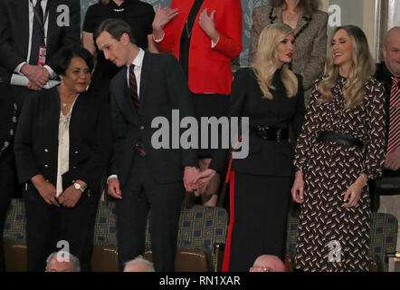 Washington DC, USA. 5 février 2019. Senior Advisor Jared Kushner, deuxième à gauche, converse avec Alice Johnson, gauche, qui avait été au service d'une obligatoire d'emprisonnement à vie sans possibilité de libération conditionnelle pour les frais relatifs à une affaire de drogue non-violente, comme il détient la main de sa femme et fille d'abord conseiller du président Ivanka Trump, deuxième à gauche, qui est en conversation avec Lara Trump, droit, avant au président des États-Unis, Donald J. Trump lors de son deuxième rapport annuel sur l'état de l'Union à une session conjointe du Congrès américain dans le Capitole à Washington, DC le mardi 5 février 2019. Kushner C Banque D'Images