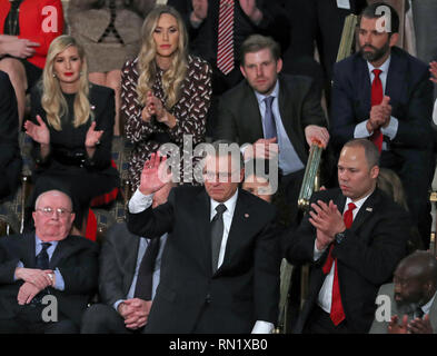 Washington DC, USA. 5 février 2019. Tom Wibberley, bas du centre, le père de matelot de la marine, un matelot Craig Wibberley tués contre le USS Cole au Yémen le 12 octobre 2000, reconnaît l'auditoire d'applaudissements après avoir été présenté par le président des États-Unis, M. Donald J. Trump durant son deuxième rapport annuel sur l'état de l'Union à une session conjointe du Congrès américain dans le Capitole à Washington, DC le mardi 5 février 2019. En bas à gauche est Juda Samet et en bas à droite est Elvin Hernandez. Sur la photo derrière M. Hernandez, de gauche à droite : première fille et conseiller du Presiden C Banque D'Images