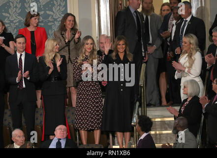 Washington DC, USA. 5 février 2019. Première dame Melania Trump vagues lorsqu'elle arrive avant le Président des Etats-Unis, Donald J. Trump lors de son deuxième rapport annuel sur l'état de l'Union à une session conjointe du Congrès américain dans le Capitole à Washington, DC le mardi 5 février 2019. Comité permanent sur la photo avec la première dame, de gauche à droite : Senior Advisor Jared Kushner, première fille et conseiller du président Ivanka Trump, Lara Trump, et Tiffany Trump. Crédit : Alex Edelman/CNP | conditions dans le monde entier : dpa Crédit photo alliance/Alamy Live News Banque D'Images