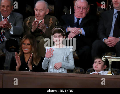 Washington DC, USA. 5 février 2019. Grace Eline, qui a été diagnostiqué avec Germinoma, cellules germinales d'une tumeur au cerveau, des vagues à l'audience après avoir été présenté par le président des États-Unis, M. Donald J. Trump durant son deuxième rapport annuel sur l'état de l'Union à une session conjointe du Congrès américain dans le Capitole à Washington, DC le mardi 5 février 2019. Grace a récemment terminé la chimiothérapie et en ce moment ne présente aucun signe de la maladie. Première dame Melania Trump applaudit à gauche. Joshua Trump, un élève de sixième année qui était d'intimidation à l'école à cause de son nom de famille est photographié à la droite. Crédit : Alex Cr Banque D'Images