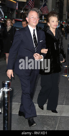 ***PHOTO** Lee Radziwill, soeur cadette de Jackie Kennedy Onassis, est décédé de 85 ans William Ivey Long et Lee Radziwell participant à la Soirée d'ouverture de Broadway Performance "Cabaret" au Studio 54 le 24 avril 2014 à New York. Crédit : Walter McBride/MediaPunch Banque D'Images