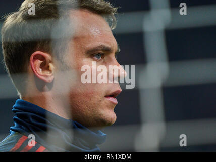 Manuel NEUER, FCB 1 demi-taille, portrait, Illustration, Symbole, fonction, FC AUGSBURG - FC BAYERN MUNICH 2-3 - DFL RÈGLEMENT INTERDIT TOUTE UTILISATION DES PHOTOGRAPHIES comme des séquences d'images et/ou quasi-vidéo - 1.ligue de soccer allemand , Augsburg, 15 février 2019, journée 23 saison 2018/2019, FCB, Munich, Bavière © Peter Schatz / Alamy Live News Banque D'Images