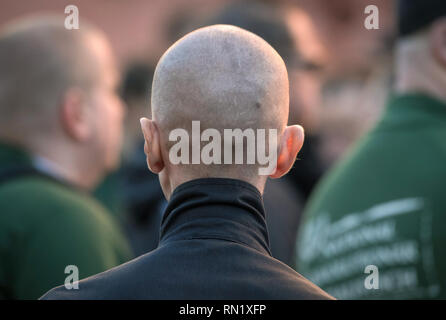 Fulda, Allemagne. 16 Février, 2019. Un homme avec un crâne rasé participe à une réunion du petit parti d'extrême droite "Der dritte Weg" (La Troisième Voie). La police est là avec un grand contingent d'empêcher une réunion avec des contre-manifestants. Credit : Boris Roessler/dpa/Alamy Live News Banque D'Images