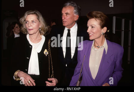 ***PHOTO** Lee Radziwill, soeur cadette de Jackie Kennedy Onassis, est décédé 85 ans Lauren Bacall, Herbert Ross et Lee Radziwell assister à un Gala à New York le 1 avril, 1989 Crédit : Walter McBride/MediaPunch Banque D'Images