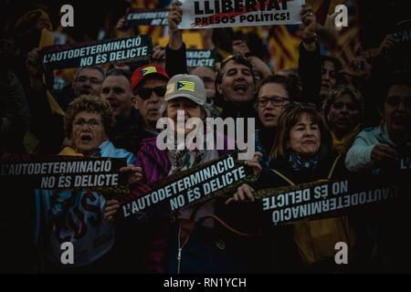 Barcelone, Espagne. Février 16, 2019 : les séparatistes catalans avec leurs pancartes protester contre le procès contre 12 dirigeants Catalan chargé de sédition et de révolte contre l'Espagne et le détournement de fonds publics en relation avec un référendum sur la sécession et l'indépendance d'un vote au Parlement Catalan en octobre 2017. 9 aujourd'hui les dirigeants catalans ont été transférées dans des prisons à Madrid avant le procès à compter du 12 févr.. Credit : Matthias Rickenbach/Alamy Live News Banque D'Images