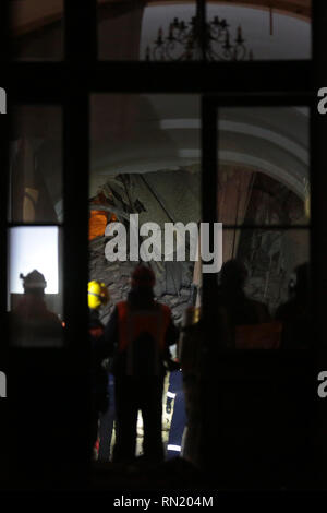 Saint-pétersbourg, Russie. 16 Février, 2019. Les sauveteurs travaillent sur le site où un bâtiment universitaire partiellement effondré à Saint-Pétersbourg, Russie, le 16 février 2019. Pas de victimes ont été signalés à être piégées sous les décombres après le bâtiment universitaire partiellement effondré le samedi, la Fédération a déclaré le Ministère des situations d'urgence. Crédit : Irina Motina/Xinhua/Alamy Live News source : Xinhua/Alamy Live News Banque D'Images