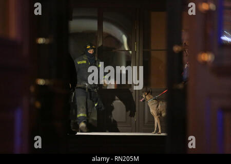 Saint-pétersbourg, Russie. 16 Février, 2019. Les sauveteurs travaillent sur le site où un bâtiment universitaire partiellement effondré à Saint-Pétersbourg, Russie, le 16 février 2019. Pas de victimes ont été signalés à être piégées sous les décombres après le bâtiment universitaire partiellement effondré le samedi, la Fédération a déclaré le Ministère des situations d'urgence. Crédit : Irina Motina/Xinhua/Alamy Live News source : Xinhua/Alamy Live News Banque D'Images