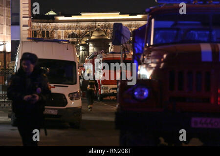 Saint-pétersbourg, Russie. 16 Février, 2019. Les secouristes sont vus près du site où un bâtiment universitaire partiellement effondré à Saint-Pétersbourg, Russie, le 16 février 2019. Pas de victimes ont été signalés à être piégées sous les décombres après le bâtiment universitaire partiellement effondré le samedi, la Fédération a déclaré le Ministère des situations d'urgence. Crédit : Irina Motina/Xinhua/Alamy Live News source : Xinhua/Alamy Live News Banque D'Images