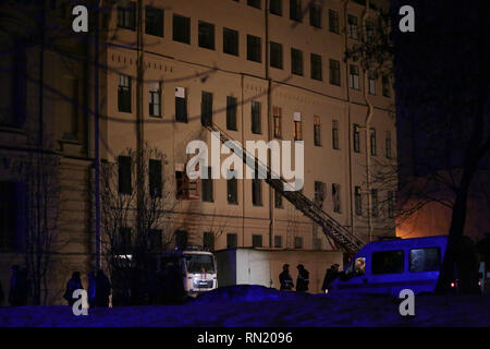 Saint-pétersbourg, Russie. 16 Février, 2019. Les sauveteurs travaillent sur le site où un bâtiment universitaire partiellement effondré à Saint-Pétersbourg, Russie, le 16 février 2019. Pas de victimes ont été signalés à être piégées sous les décombres après le bâtiment universitaire partiellement effondré le samedi, la Fédération a déclaré le Ministère des situations d'urgence. Crédit : Irina Motina/Xinhua/Alamy Live News source : Xinhua/Alamy Live News Banque D'Images