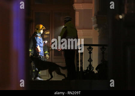 Saint-pétersbourg, Russie. 16 Février, 2019. Les sauveteurs travaillent sur le site où un bâtiment universitaire partiellement effondré à Saint-Pétersbourg, Russie, le 16 février 2019. Pas de victimes ont été signalés à être piégées sous les décombres après le bâtiment universitaire partiellement effondré le samedi, la Fédération a déclaré le Ministère des situations d'urgence. Crédit : Irina Motina/Xinhua/Alamy Live News source : Xinhua/Alamy Live News Banque D'Images