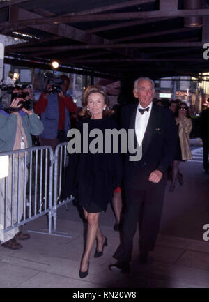 Lee Radziwill et Herbert Ross assister au Lincoln Centre rend hommage à Shirley MacLaine au Avery Fisher Hall le 8 mai 1995 à New York. Crédit : Walter McBride/MediaPunch Banque D'Images