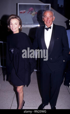 Lee Radziwill et Herbert Ross assister au Lincoln Centre rend hommage à Shirley MacLaine au Avery Fisher Hall le 8 mai 1995 à New York. Crédit : Walter McBride/MediaPunch Banque D'Images