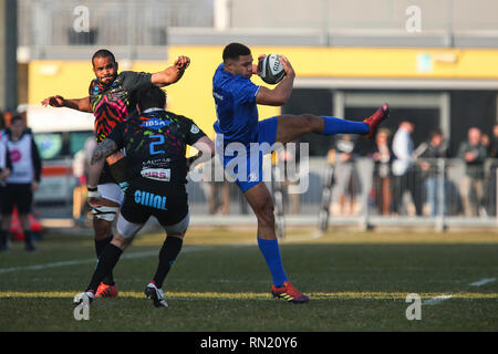 Viadana, Italie. 16 février , 2019. L'aile de Leinster Adam Byrne prend le kick off lors du match contre le Zèbre en PRO14 2018 Guinness 2019©Massimiliano Carnabuci/Alamy live news Banque D'Images