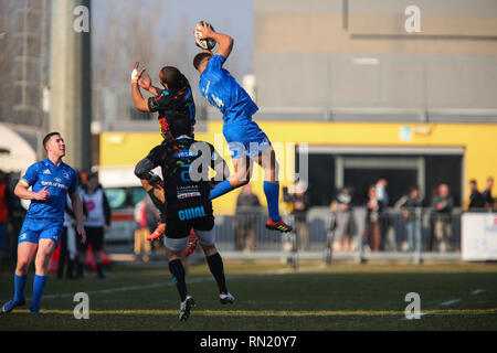 Viadana, Italie. 16 février , 2019. L'aile de Leinster Adam Byrne prend le kick off lors du match contre le Zèbre en PRO14 2018 Guinness 2019©Massimiliano Carnabuci/Alamy live news Banque D'Images